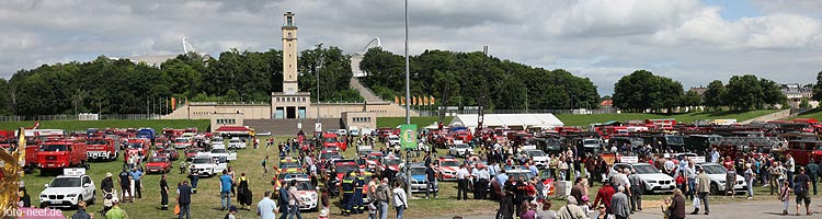 Fahrzeugschau auf der Festwiese vor dem Zentralstadion